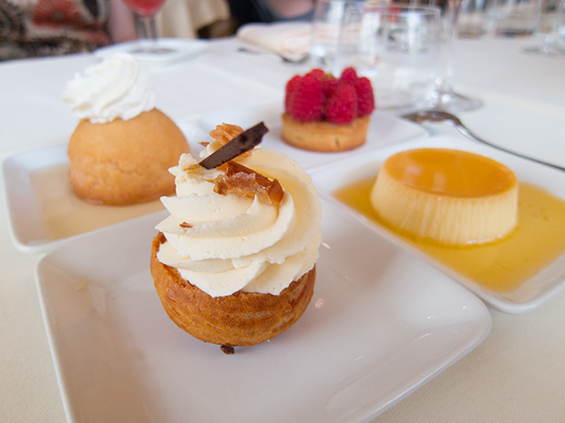 Drouant - Chou à la chantilly et au chocolat blanc, baba au rhum, flan caramel et tarte aux framboises et pistache