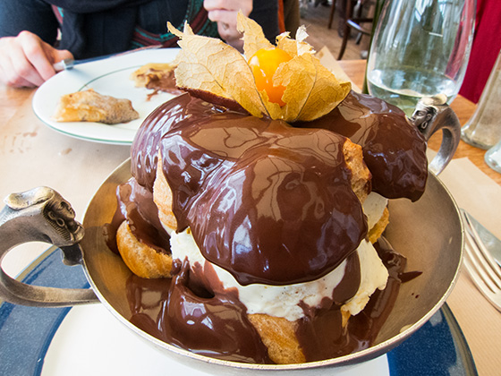 Les Affiches - Profiteroles au chocolat, glace à la vanille