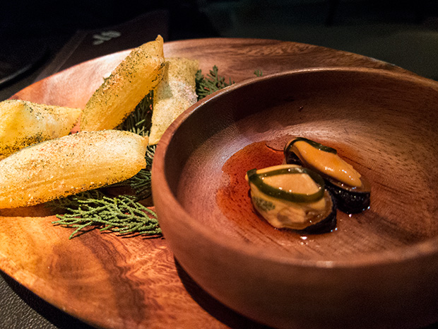 41° Experience - Moules escabèche et wakame avec pommes de terre à la sauce Espinaler en poudre