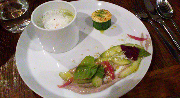 Semilla - Crème de courgettes, écume de jambon Salade de concombres, olives, pickles d'oignons rouges Croquette farcie poivron/ricotta