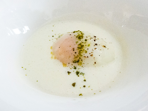 Blue Valentine - œuf 65°, crème d'asperge, poudre de petits pois