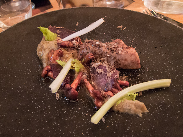 Matière à... - Quasi de veau à la truffe d'été, girolles et "cecina" sur un caviar d'aubergines, céleri croquant