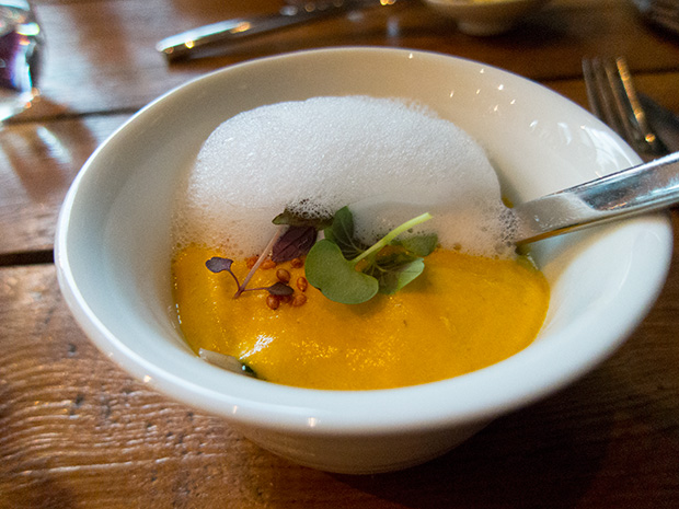 Pierre Sang - Atelier Gambey - Velouté de carottes et gingembre, moules, couteaux, sésame, écume de coquillages, grenade, pousses de shiso