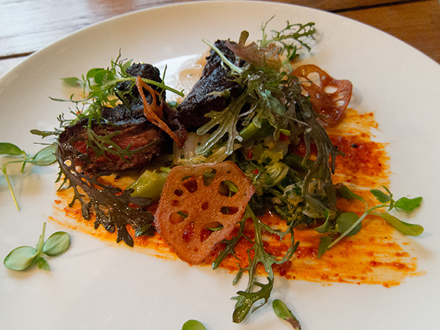 Pierre Sang - Atelier Gambey - Onglet Wagyu, ssamjang, chips de racine de lotus, pousses de moutarde, chou chinois, brocoletti