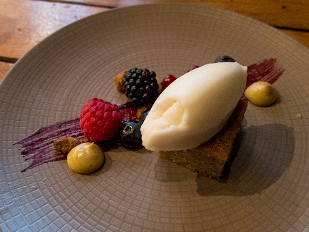 Pierre Sang - Atelier Gambey - Gâteau à la pistache, glace au yaourt et amandes, pistaches caramélisées, crème de pistache, fruits rouges