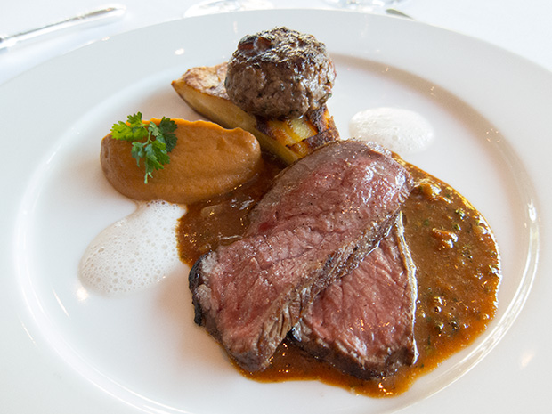 Le Jardin des Sens - L’émincé de pièce de bœuf dans le contre filet et son tartare aller/retour (origine charolaise), rosace de pomme de terre, caviar d’aubergine, jus aux condiments poivré