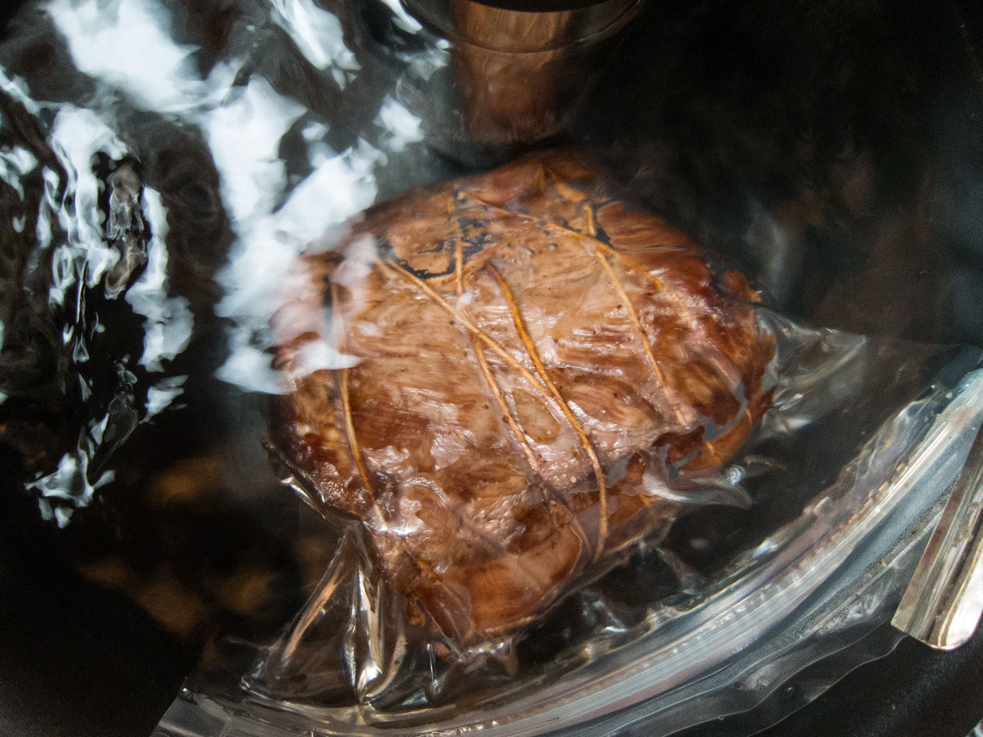 La cuisson (sous vide) à juste température - Comparaison d'un rôti de bœuf au four et cuit à juste température - Rôti en train de cuire sous vide