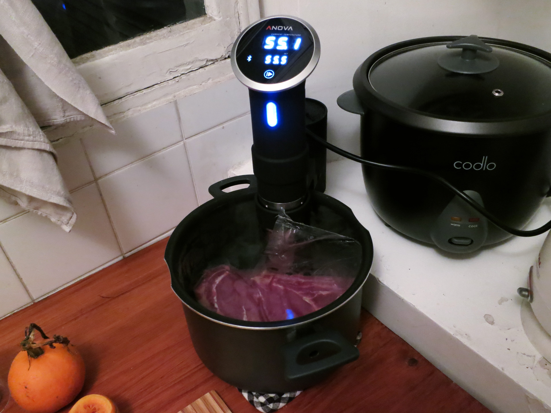 La cuisson (sous vide) à juste température - Comparaison d'un rôti de bœuf au four et cuit à juste température - Un coin de cuisine, une casserole, un thermoplongeur