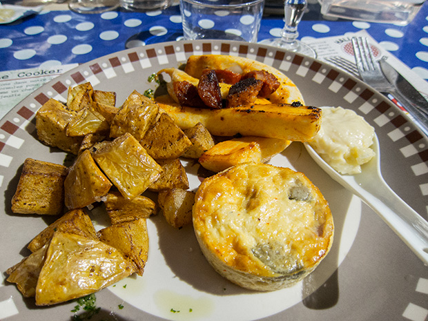 Halles et manger - Seiche, chorizo, pommes sautées, aïoli, flan aux courgettes et tomates