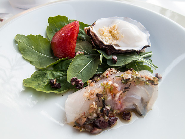 La Coquerie - Daurade, huître Tarbouriech, tomate fumée, glace au parmesan, gelée d'eau de mer, roquette