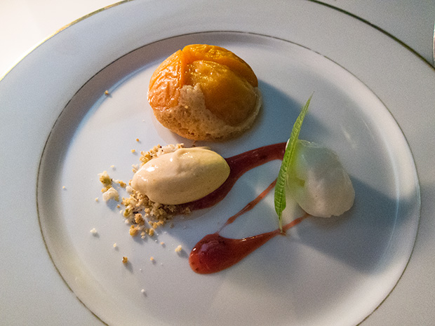 La Coquerie - Tarte aux abricots façon sablé, glace abricot/thé, fromage blanc fouetté.