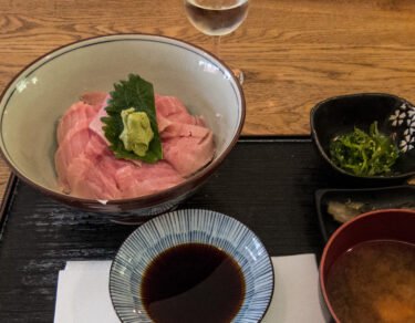 Issé Izakaya - Chutoro donburi, soupe miso, salade d'algues, tsukemono, saké