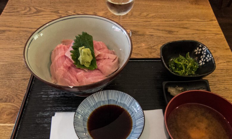 Issé Izakaya - Chutoro donburi, soupe miso, salade d'algues, tsukemono, saké