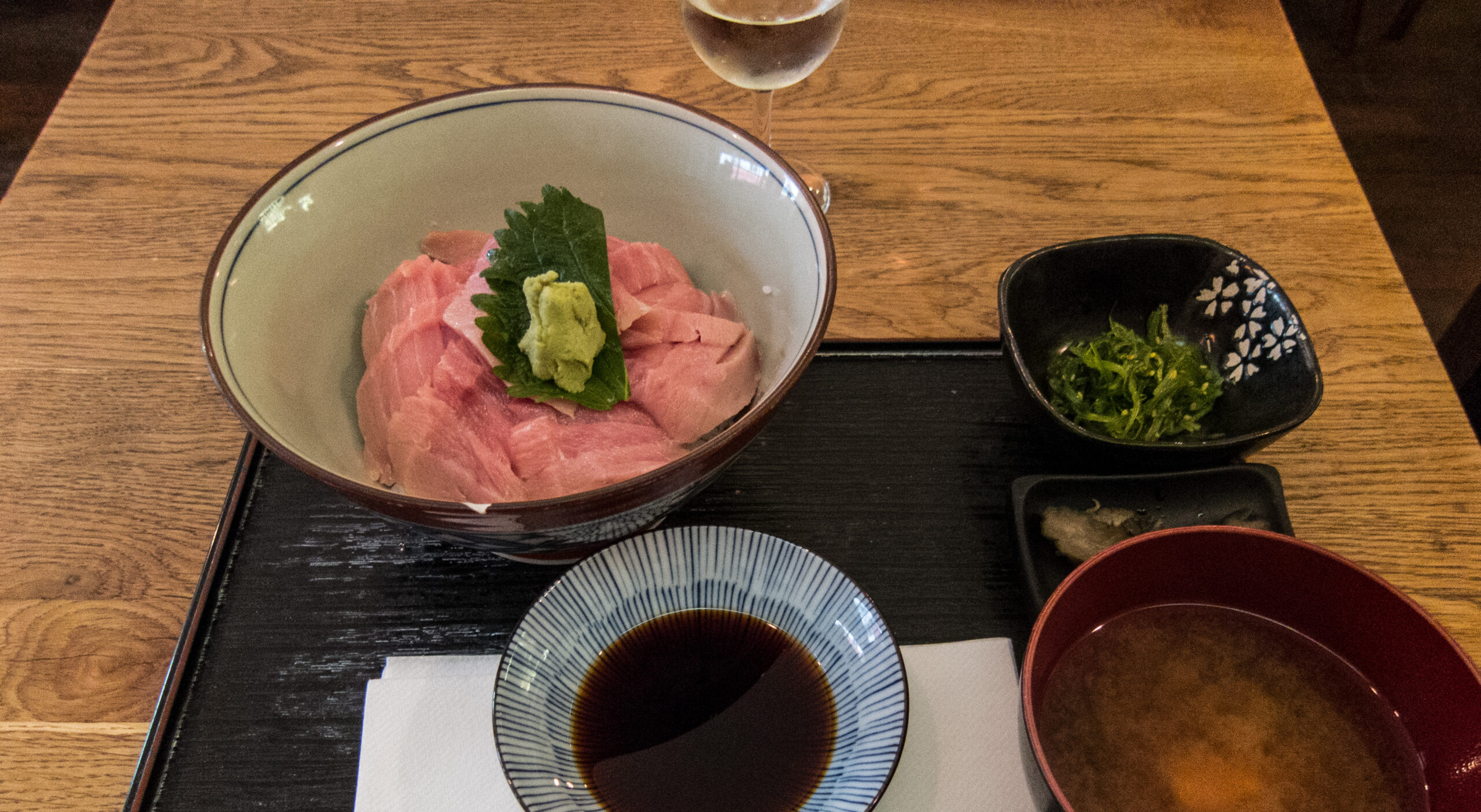 Issé Izakaya - Chutoro donburi, soupe miso, salade d'algues, tsukemono, saké