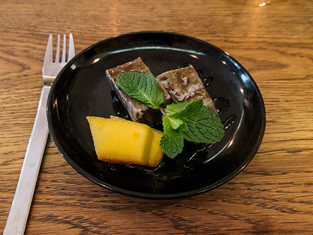 Issé Izakaya - Flan de sésame noir au coulis de sucre d'Okinawa